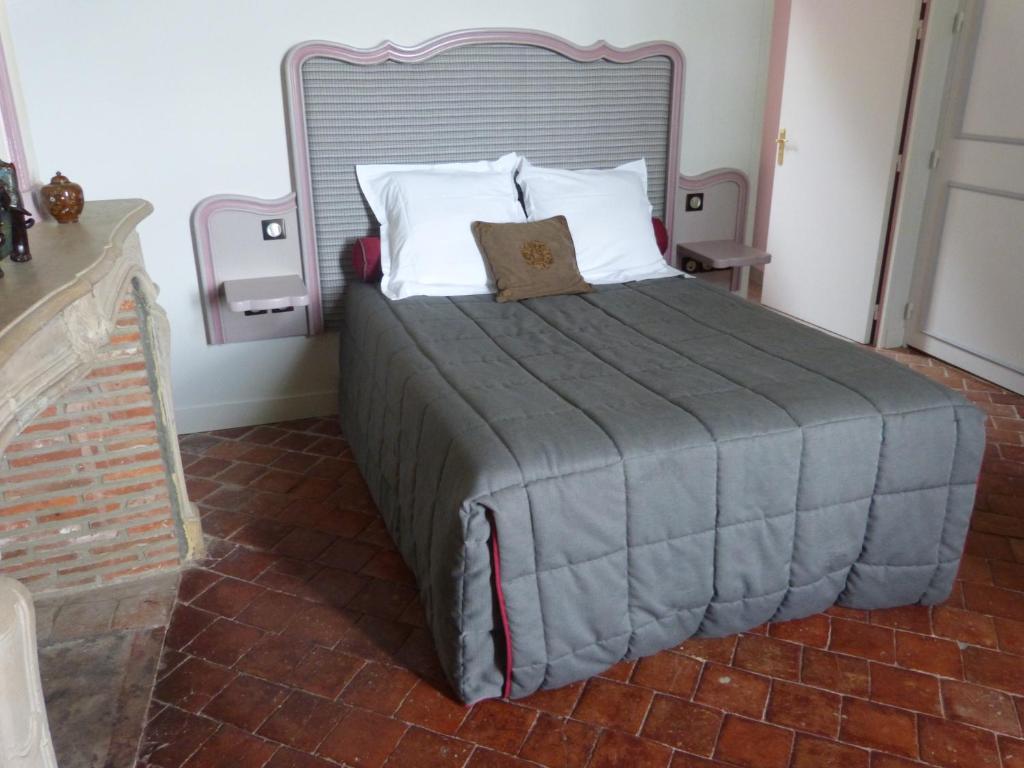 Postel nebo postele na pokoji v ubytování Logis Hôtel Le Relais Louis XI