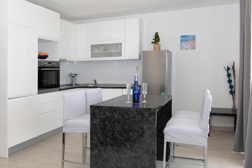 Kuchyňa alebo kuchynka v ubytovaní Apartmani Marija Jakir