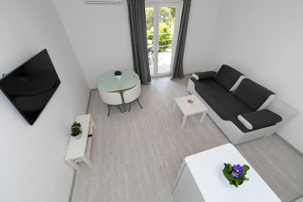 Posedenie v ubytovaní Apartmani Marija Jakir