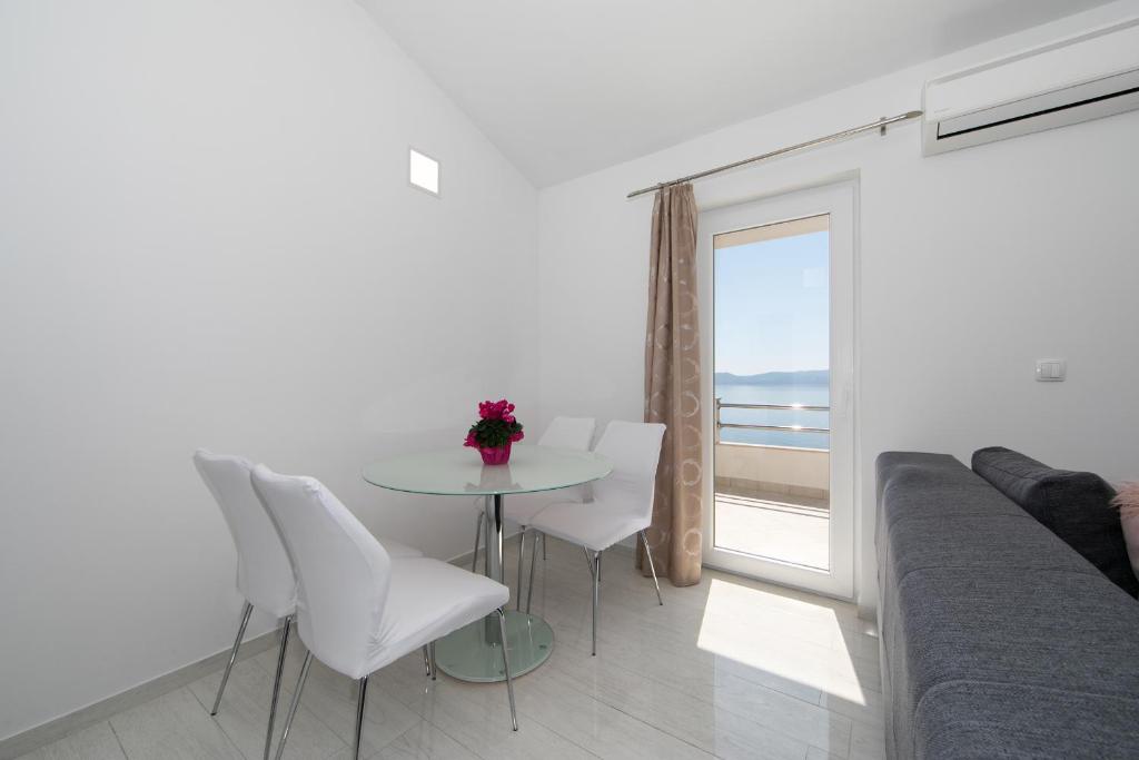 Posedenie v ubytovaní Apartmani Marija Jakir