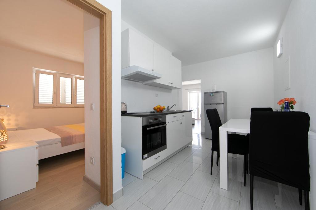 Kuchyňa alebo kuchynka v ubytovaní Apartmani Marija Jakir