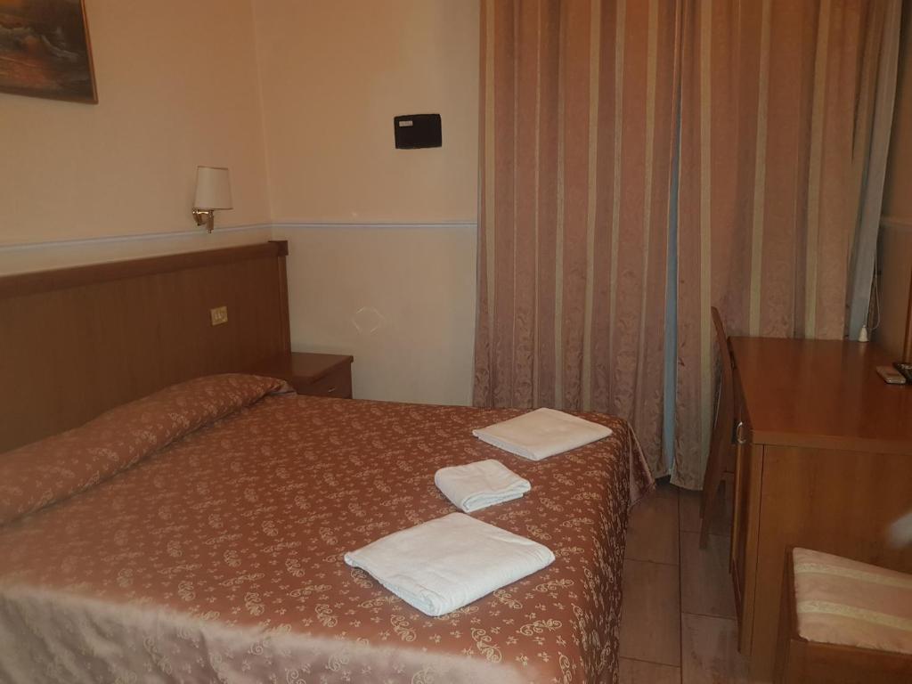 Postel nebo postele na pokoji v ubytování Hotel Aristotele