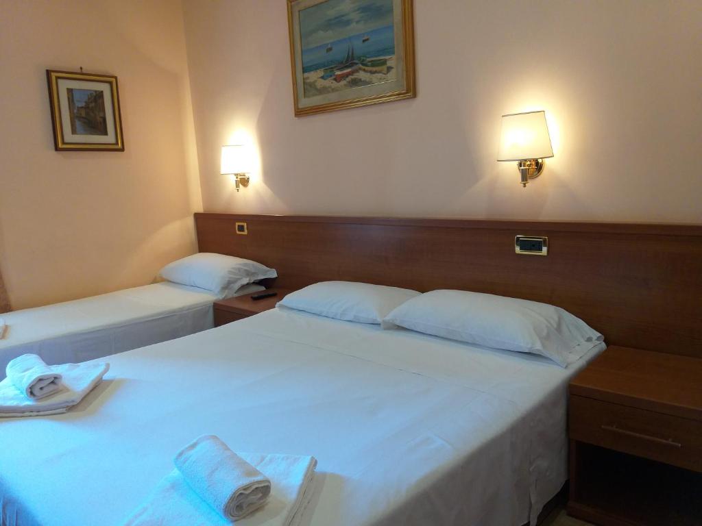 Postel nebo postele na pokoji v ubytování Hotel Aristotele
