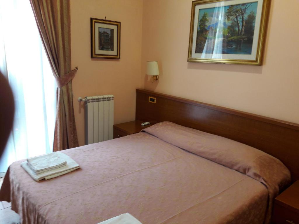 Postel nebo postele na pokoji v ubytování Hotel Aristotele
