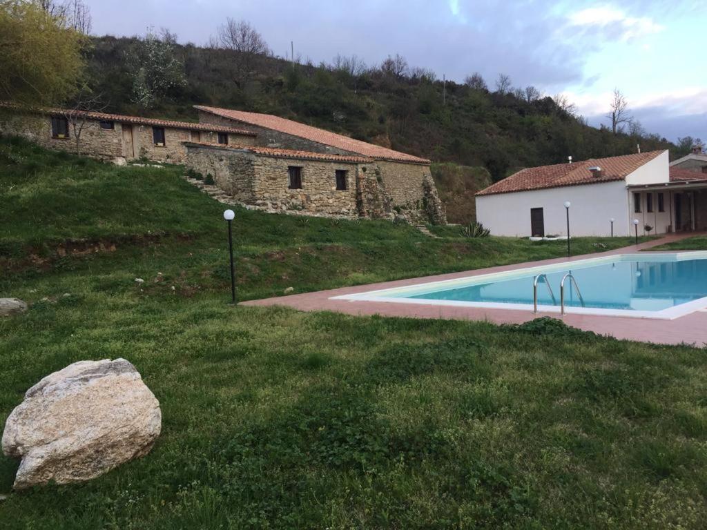 una piscina in un cortile accanto a un edificio di Il Cerro Agriturismo Zagarese a Fuscaldo