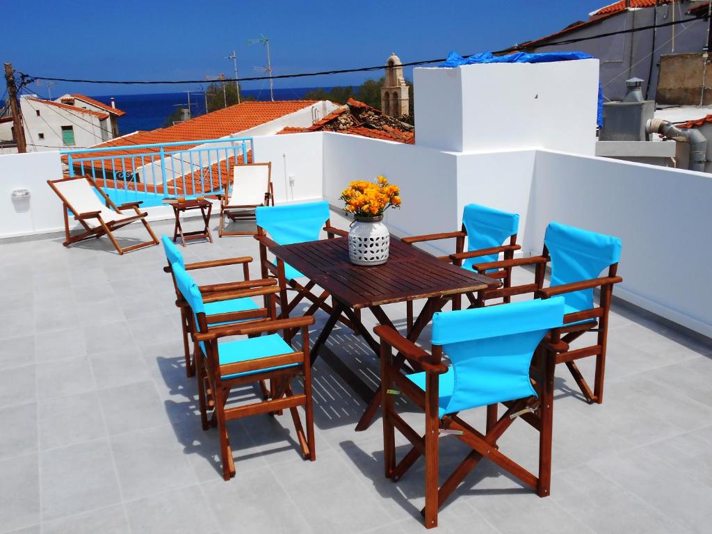 een houten tafel en stoelen op een dak bij Paradise studios in Panormos Rethymno