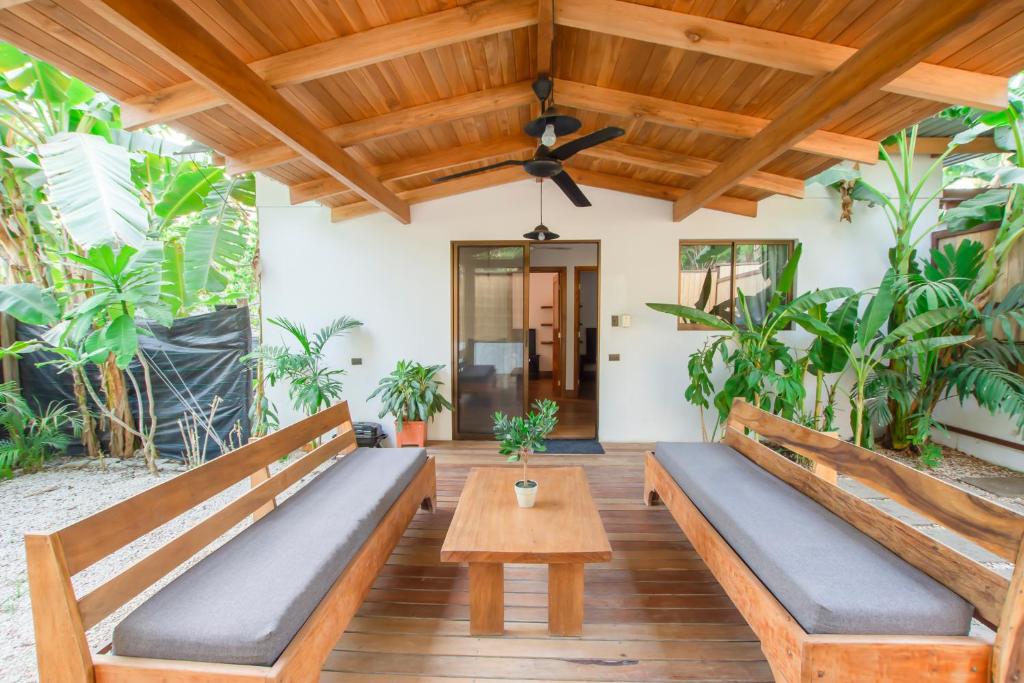 a patio with benches and a wooden ceiling at Casas Santa Teresa in Santa Teresa Beach