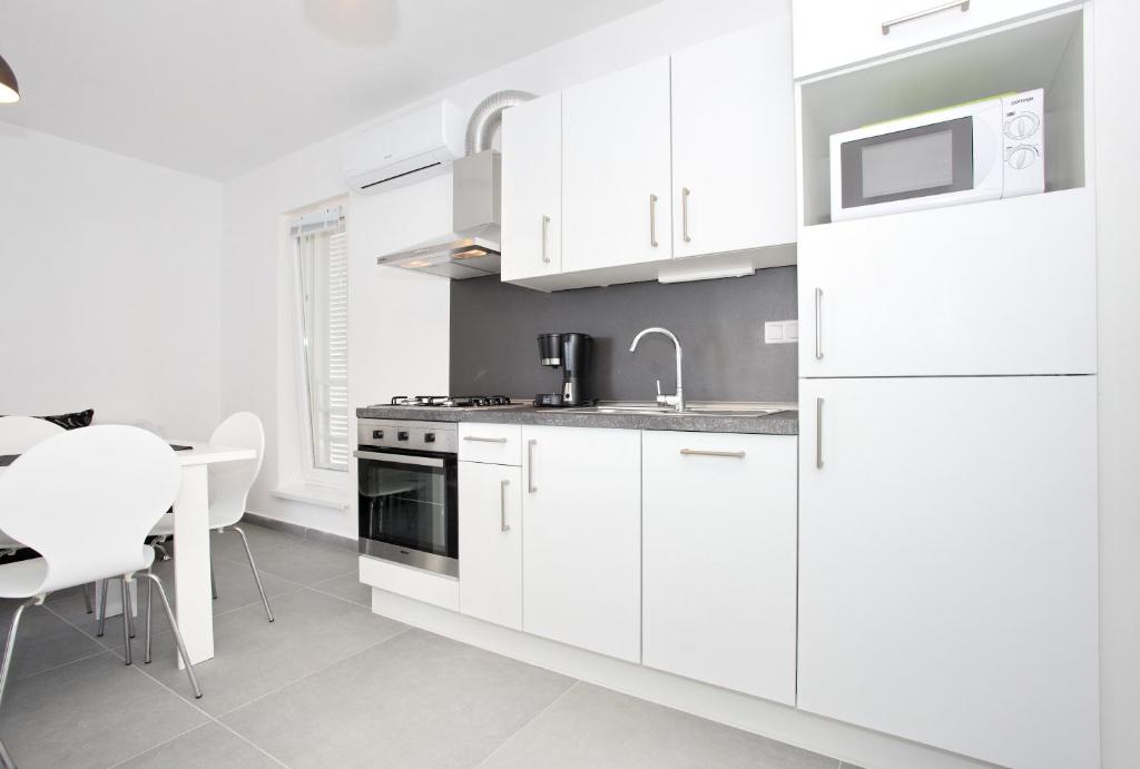 Kuchyňa alebo kuchynka v ubytovaní Apartments Vila Moli
