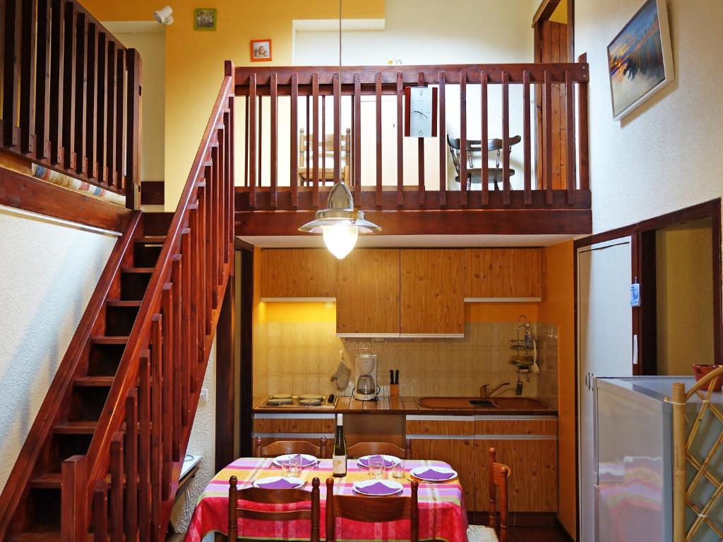 une cuisine avec une table et un escalier dans une maison dans l'établissement Apartment Albret by Interhome, à Vieux-Boucau-les-Bains