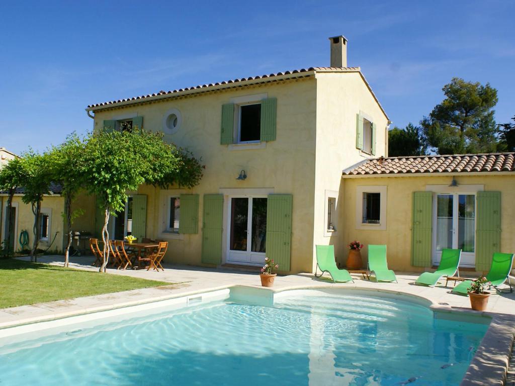 une villa avec une piscine en face d'une maison dans l'établissement Holiday Home Clos Saint Joseph by Interhome, à Lagnes