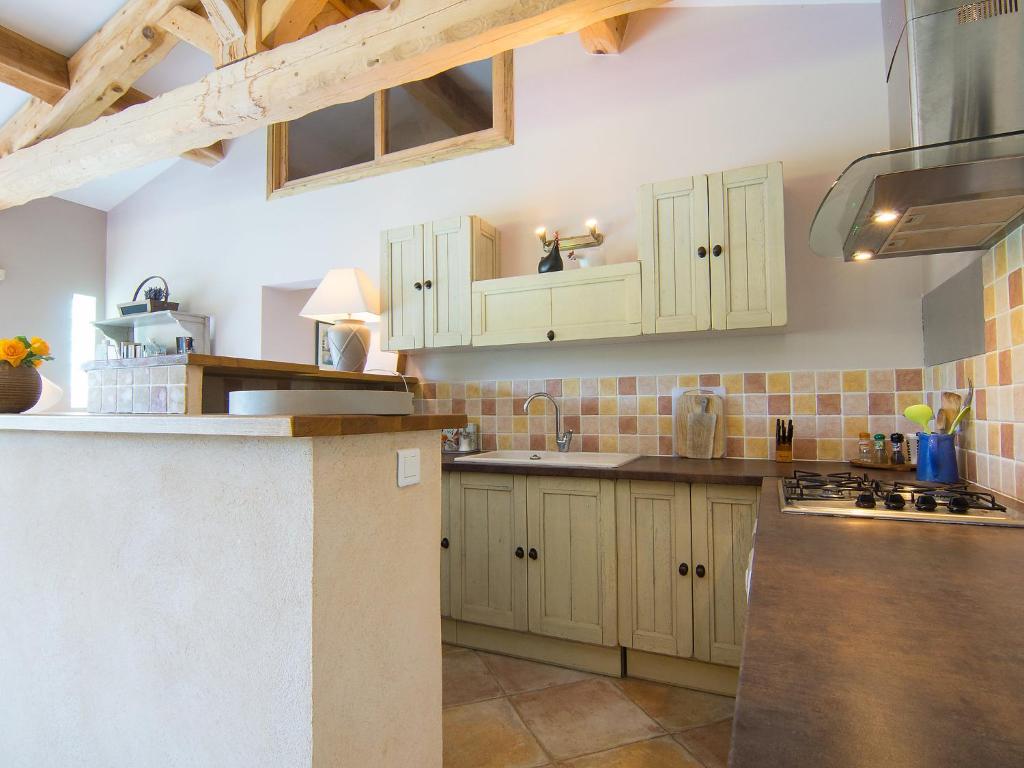 Kuchyň nebo kuchyňský kout v ubytování Holiday Home Bezert by Interhome