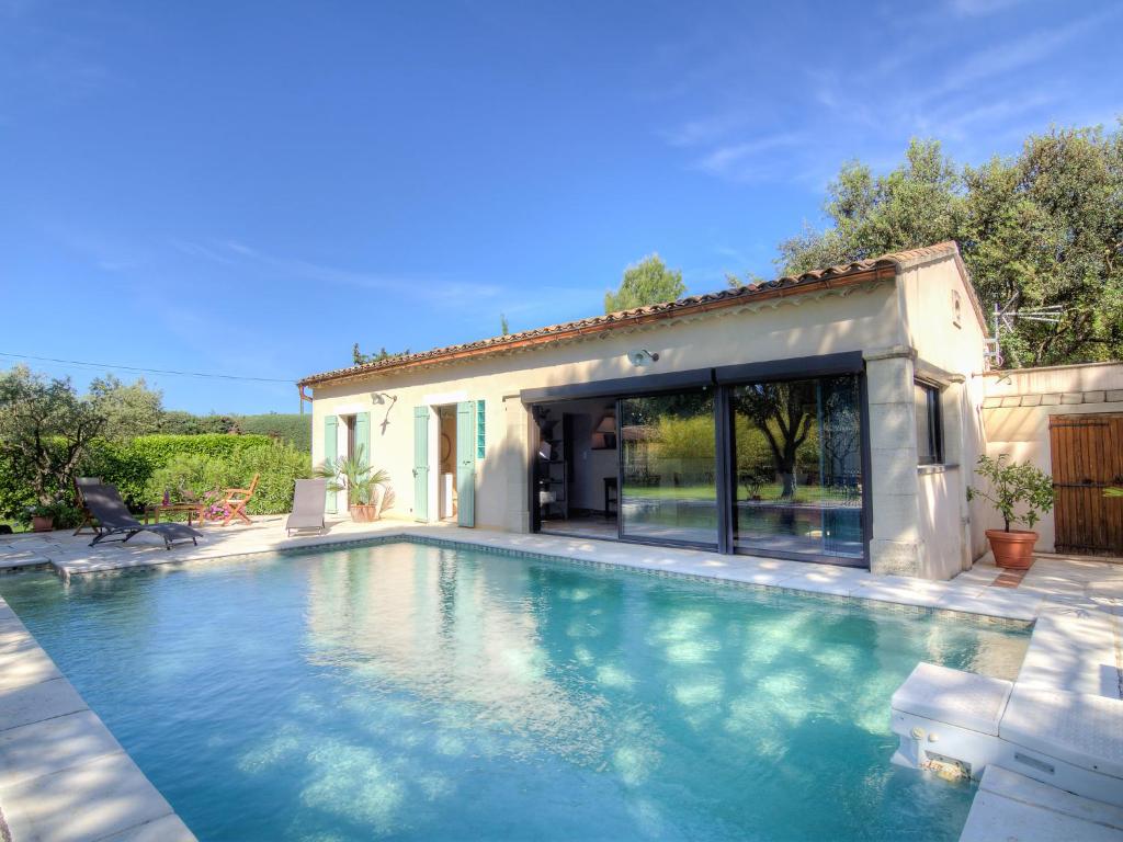 - une piscine en face d'une maison dans l'établissement Holiday Home Bezert by Interhome, à Carpentras