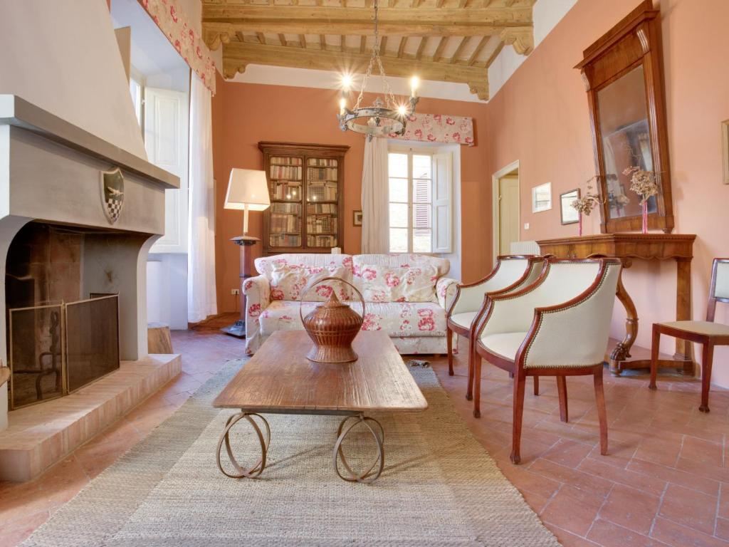 un soggiorno con divano e camino di Apartment San Girolamo by Interhome a San Gimignano