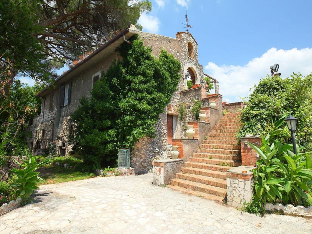 un viejo edificio de ladrillo con escaleras delante en Villa Torretta Serviana by Interhome, en Montecelio