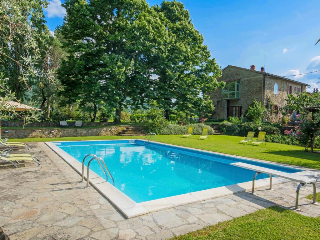 una piscina en el patio de una casa en Apartment I Noccioli by Interhome, en Rufina