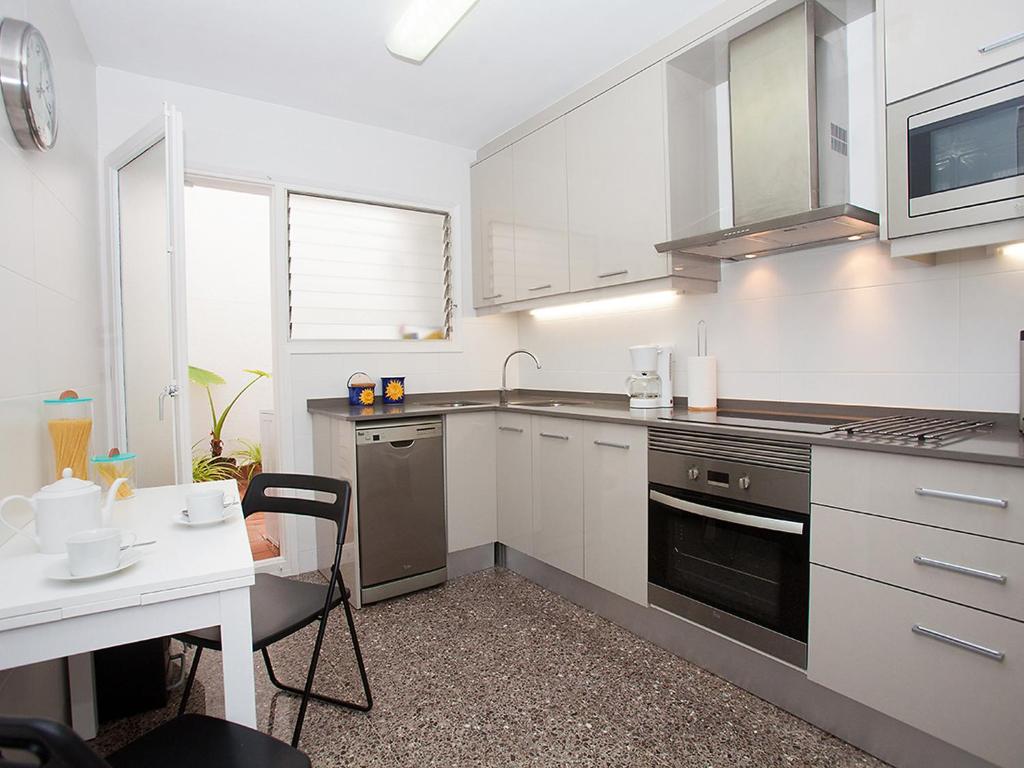 Kuchyň nebo kuchyňský kout v ubytování Apartment Sant Pol by Interhome