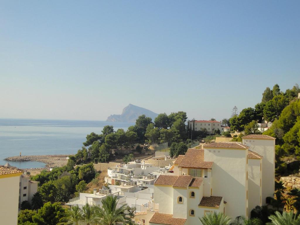 eine Gruppe von Häusern auf einem Hügel neben dem Meer in der Unterkunft Apartment Altea Dorada by Interhome in Altea la Vieja