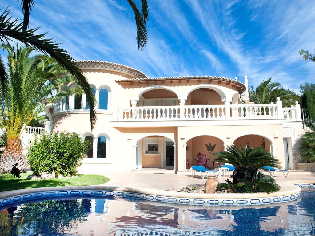 eine Villa mit einem Pool vor einem Haus in der Unterkunft Holiday Home Calina by Interhome in Fanadix