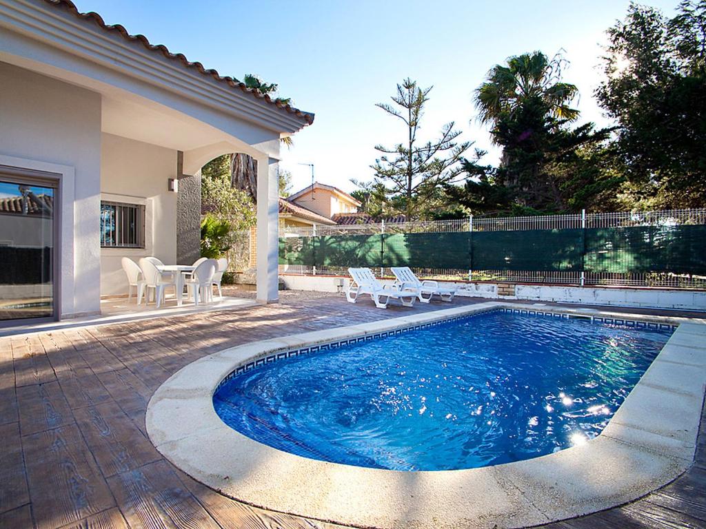 Bazén v ubytovaní Holiday Home Gaviota 13 by Interhome alebo v jeho blízkosti