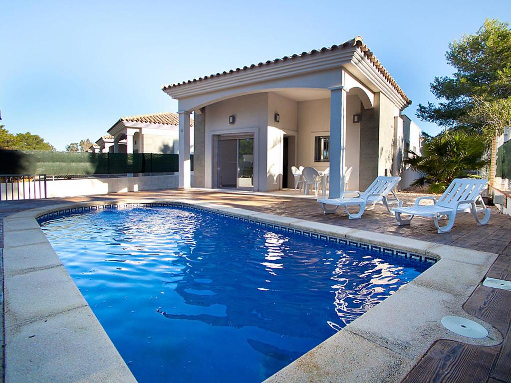 Bazén v ubytovaní Holiday Home Gaviota 13 by Interhome alebo v jeho blízkosti