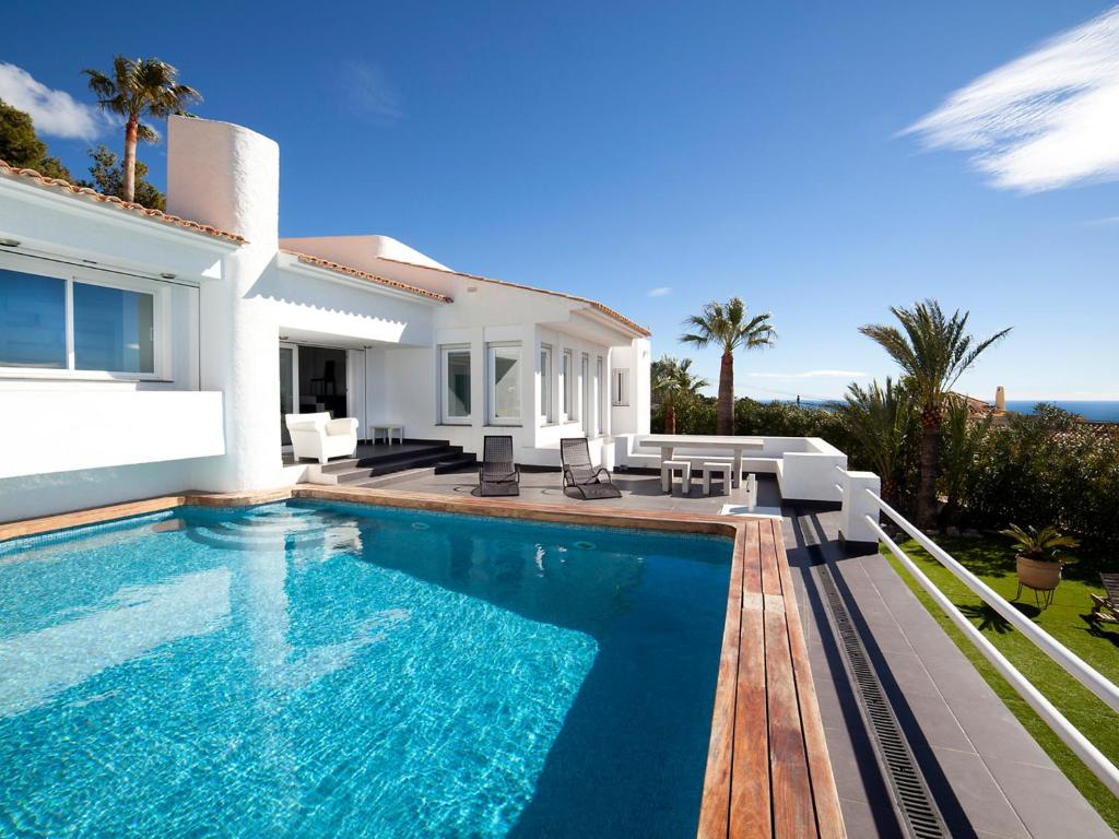 Altea la ViejaにあるVilla Palm Spring by Interhomeのスイミングプール付きのヴィラ、家