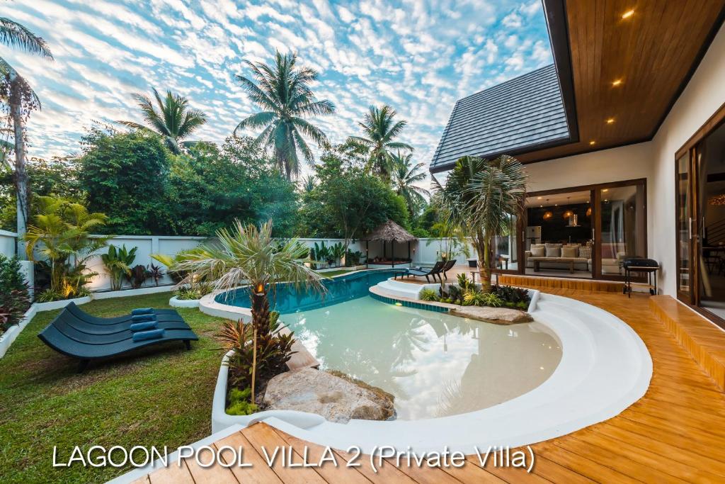 ein Haus mit einem Pool mit Palmen in der Unterkunft Coco Lilly Villas in Wok Tum
