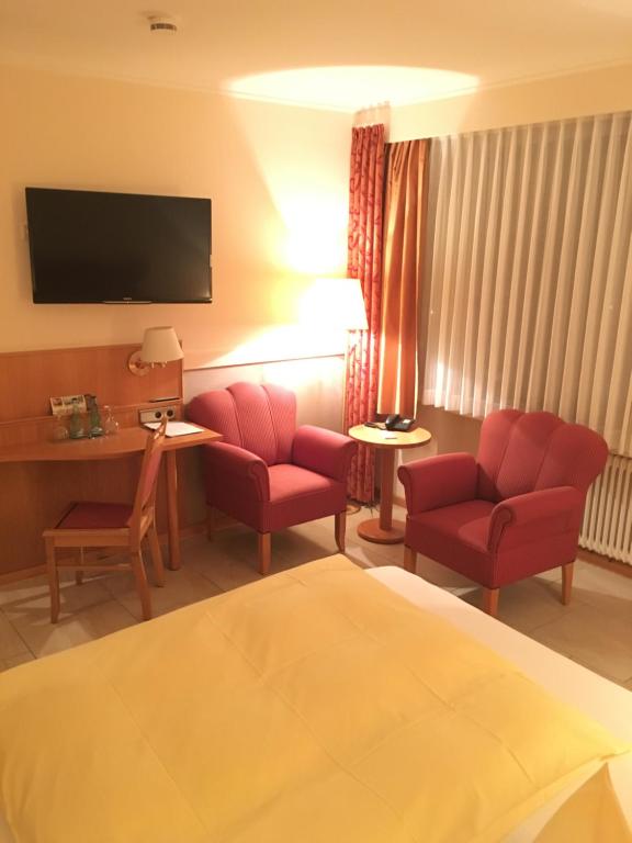 TV a/nebo společenská místnost v ubytování Altes Gasthaus Kuhr - Hotel & Restaurant