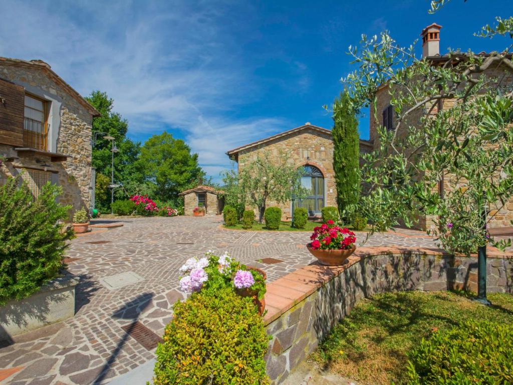 uma propriedade com um jardim e uma entrada em pedra em Apartment Il Borghetto-1 by Interhome em Montecarelli