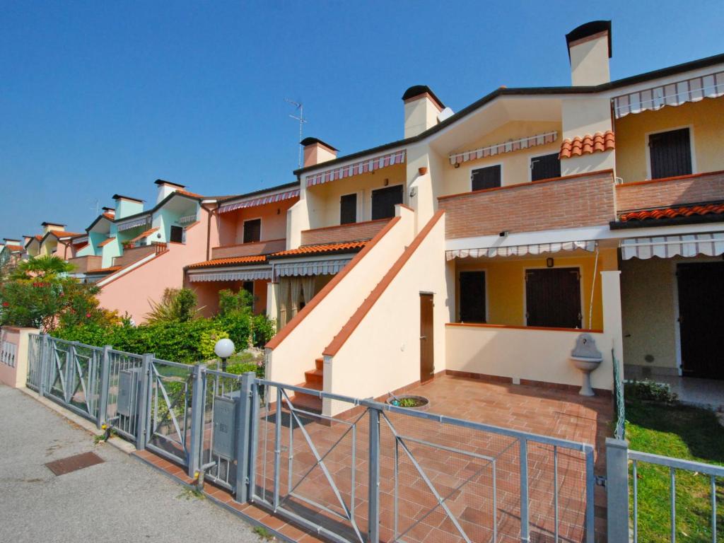 una casa con una recinzione di fronte di Apartment Hermitage-2 by Interhome a Marina di Santa Croce