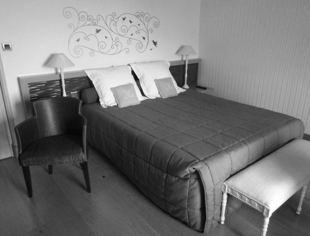 Postel nebo postele na pokoji v ubytování Logis Hôtel Le Relais Louis XI