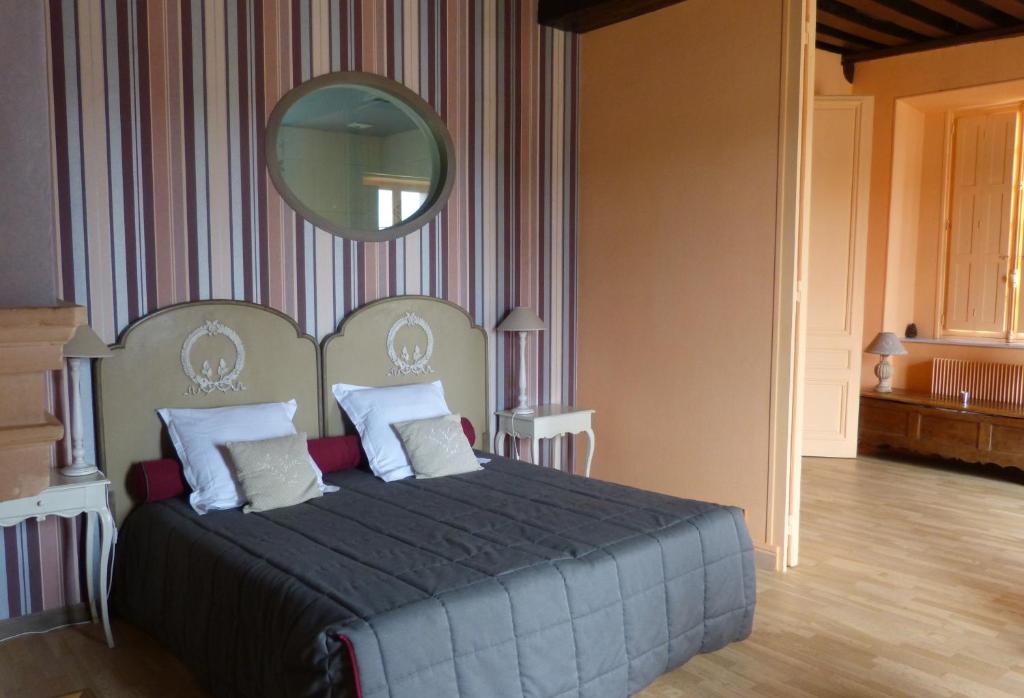 Postel nebo postele na pokoji v ubytování Logis Hôtel Le Relais Louis XI