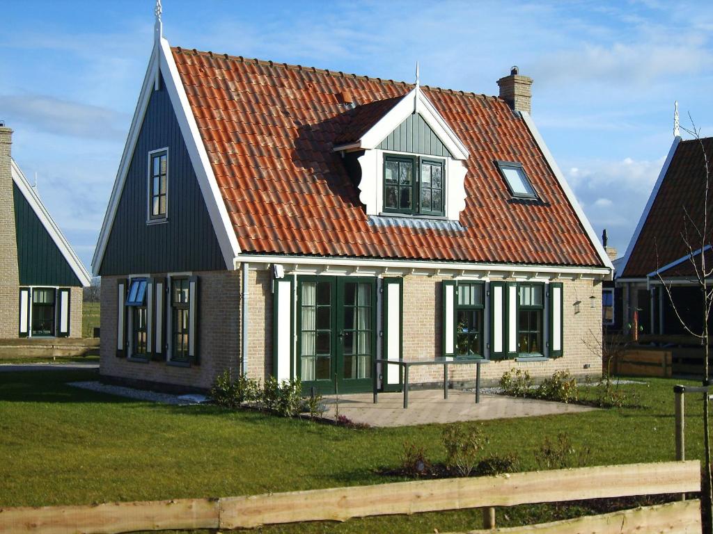 NoordstroeにあるHoliday Home Wiringherlant-3の赤屋根の大家