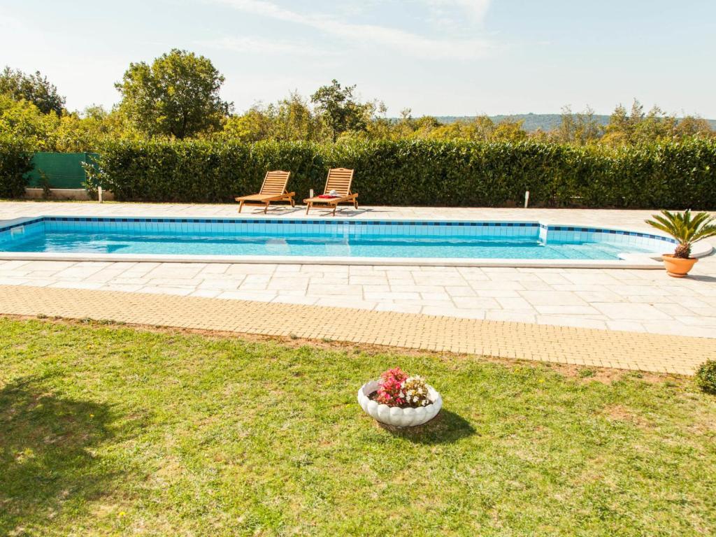 Bazén v ubytování Holiday Home Mirela by Interhome nebo v jeho okolí