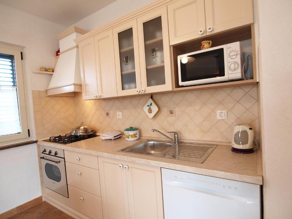 Kuchyň nebo kuchyňský kout v ubytování Holiday Home Mirela by Interhome