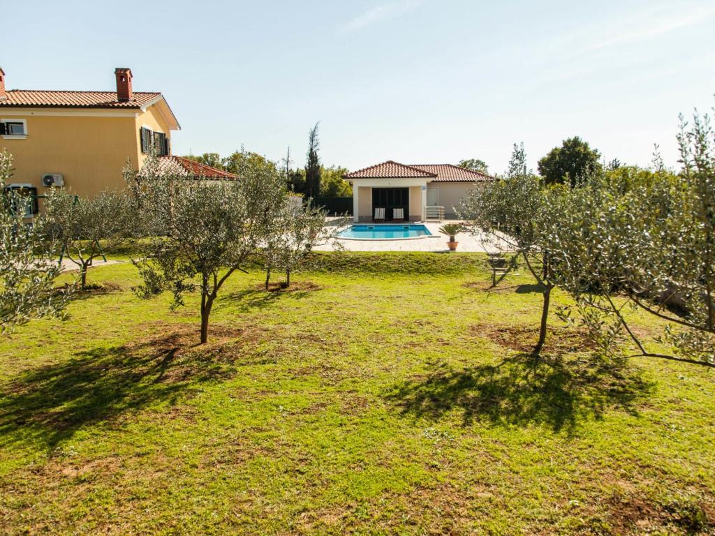 Bazén v ubytování Holiday Home Mirela by Interhome nebo v jeho okolí
