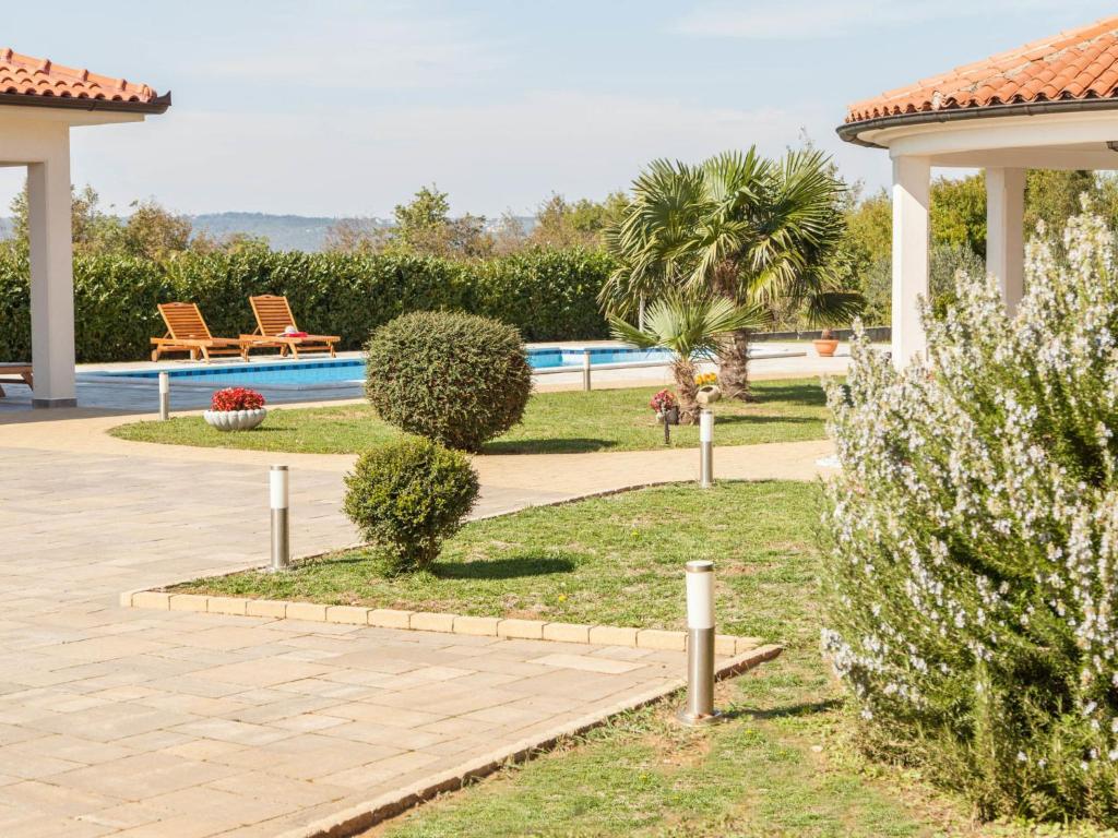 Bazén v ubytování Holiday Home Mirela by Interhome nebo v jeho okolí