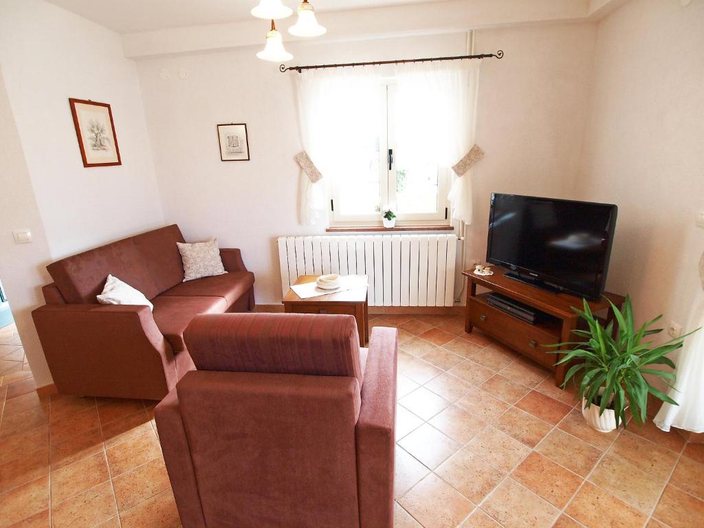 TV a/nebo společenská místnost v ubytování Holiday Home Mirela by Interhome