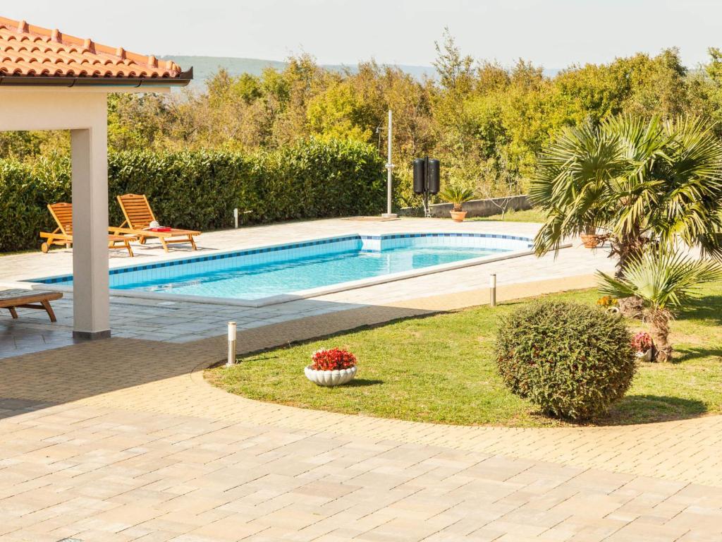 Bazén v ubytování Holiday Home Mirela by Interhome nebo v jeho okolí