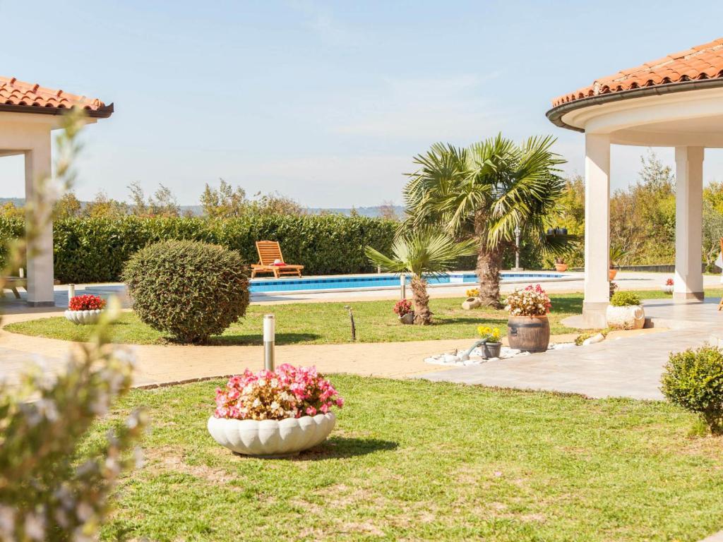 Bazén v ubytování Holiday Home Mirela by Interhome nebo v jeho okolí