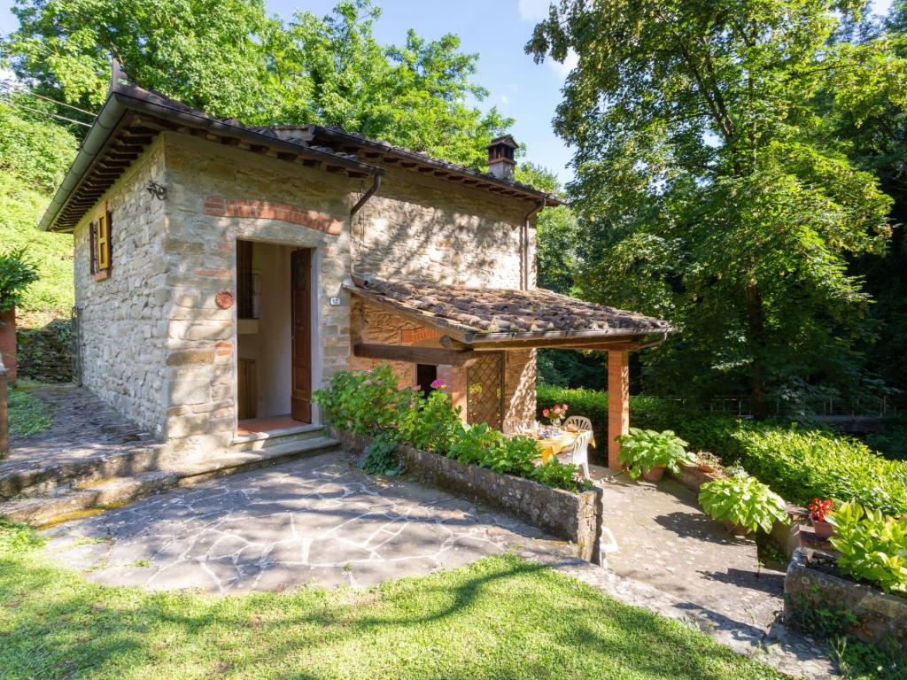 GattaiaにあるHoliday Home La Ripresa by Interhomeの庭の小石造りの家