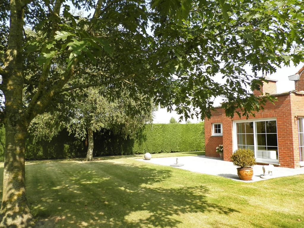 einen Hof mit einem Backsteinhaus und einem Baum in der Unterkunft Holiday Home Hulstehof by Interhome in Ruyterhoek