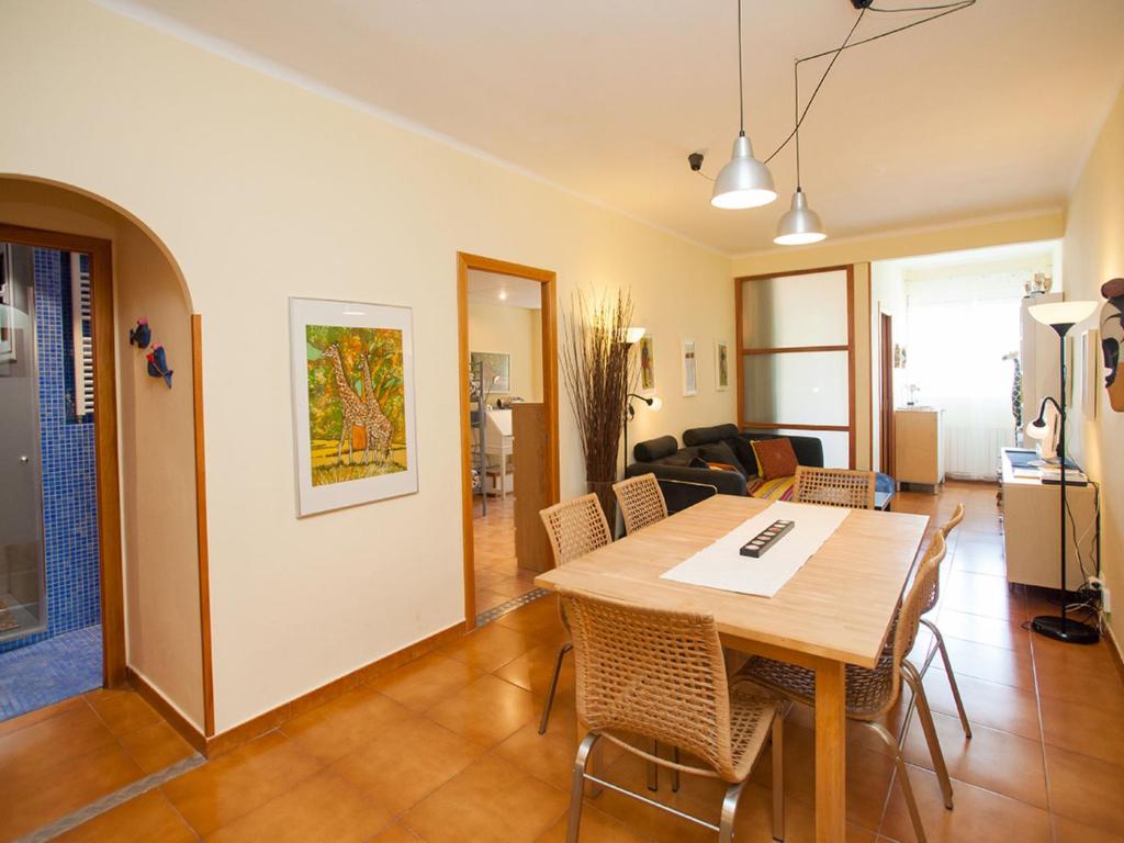 kuchnia i jadalnia ze stołem i krzesłami w obiekcie Apartment Sardenya - Casp by Interhome w Barcelonie
