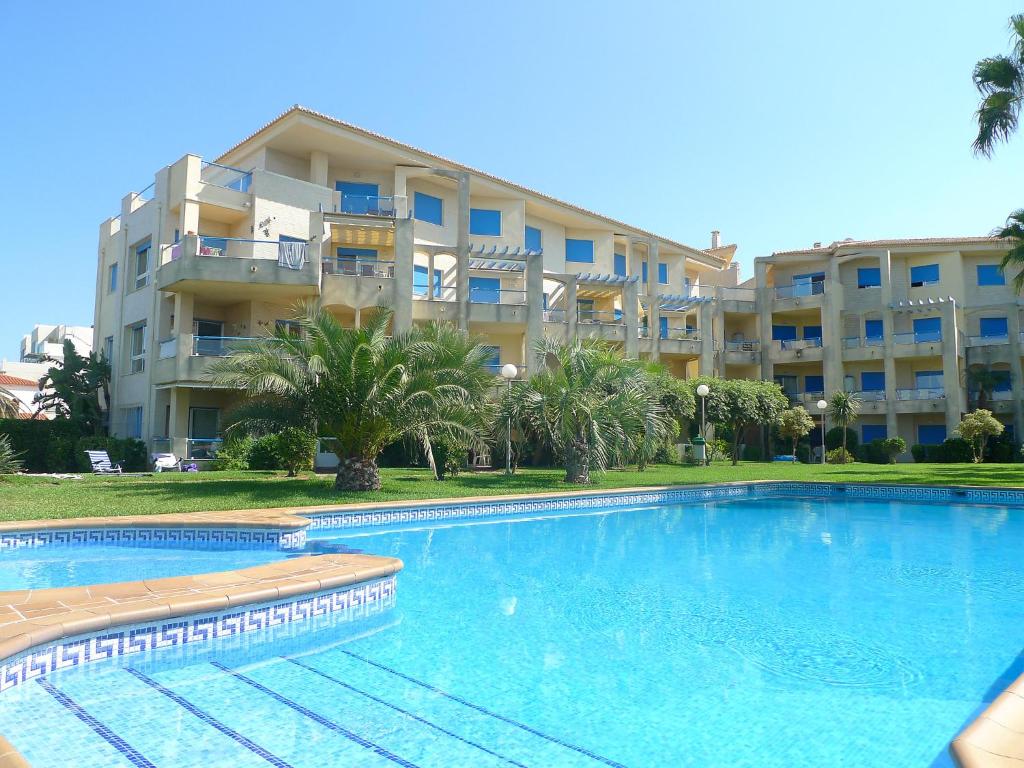 einem großen Pool vor einem Gebäude in der Unterkunft Apartment Las Dunas-4 by Interhome in Denia