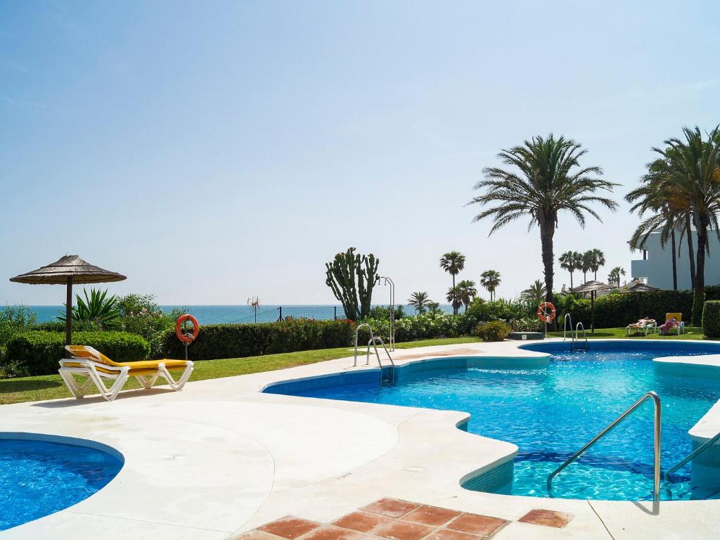 una piscina con vistas al océano en Holiday Home Mijas Beach by Interhome, en Mijas Costa