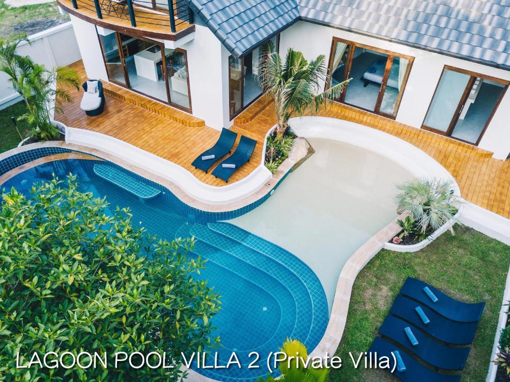 eine Draufsicht auf einen Swimmingpool in einem Haus in der Unterkunft Coco Lilly Villas in Wok Tum