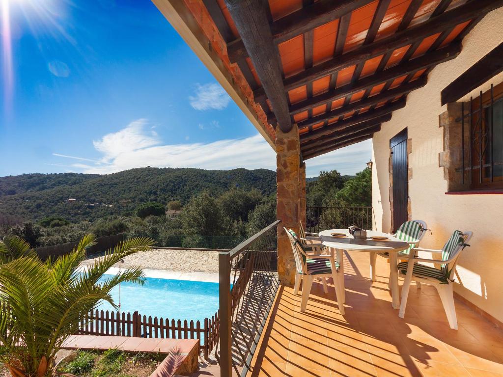 un patio con mesa, sillas y piscina en Holiday Home Sansu by Interhome, en Calonge