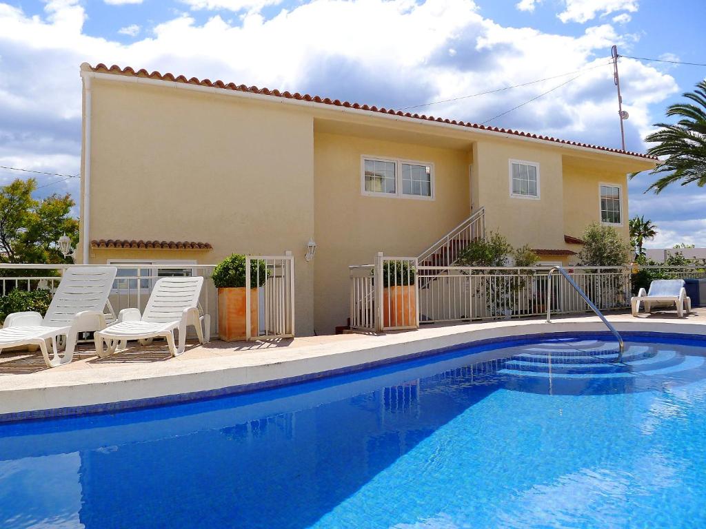 una casa con piscina frente a una casa en Holiday Home B&B by Interhome, en Calpe