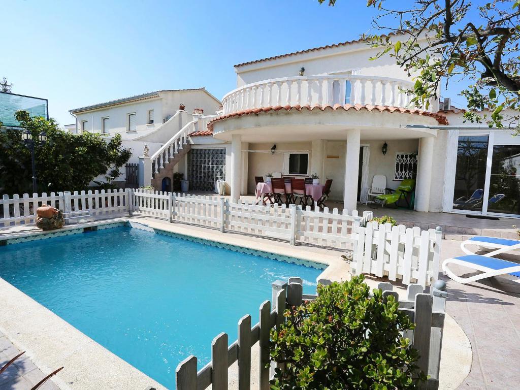 una casa con piscina di fronte a una casa di Holiday Home Rosa by Interhome a Cambrils