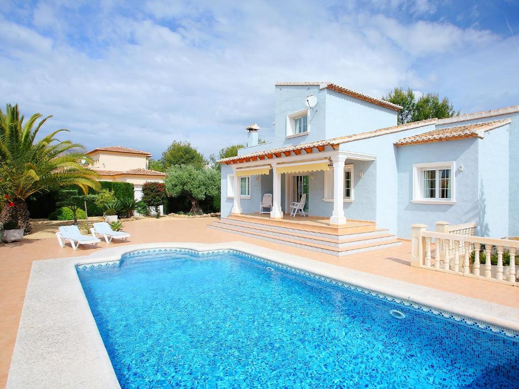 Villa con piscina frente a una casa en Villa Azul by Interhome, en Calpe