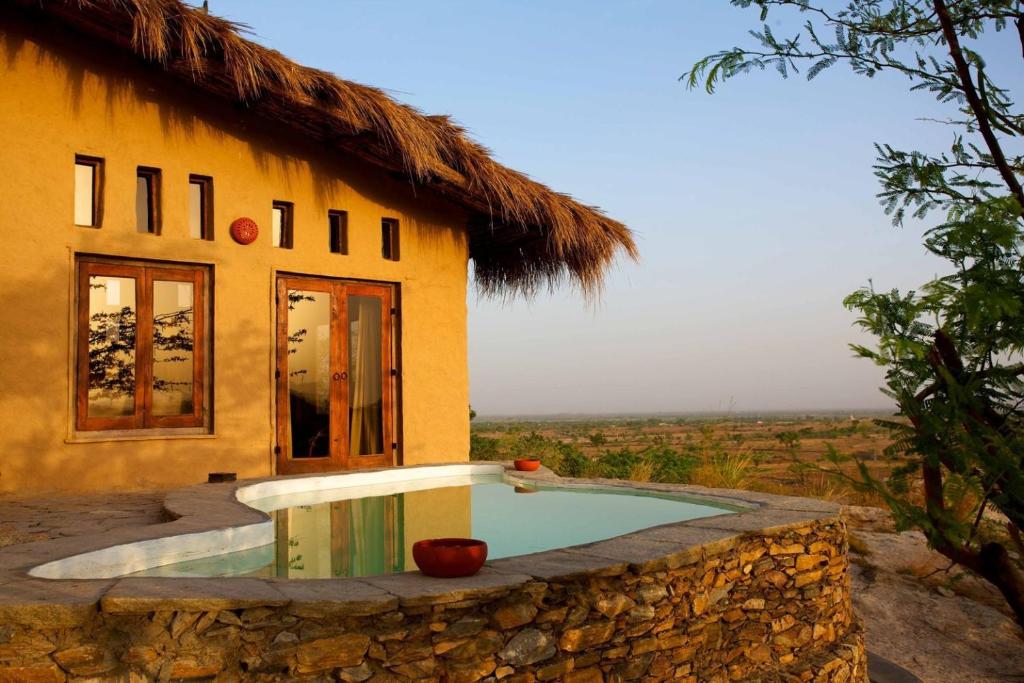 Bazén v ubytování Brij Lakshman Sagar, Pali - Small Luxury Hotels of the World nebo v jeho okolí